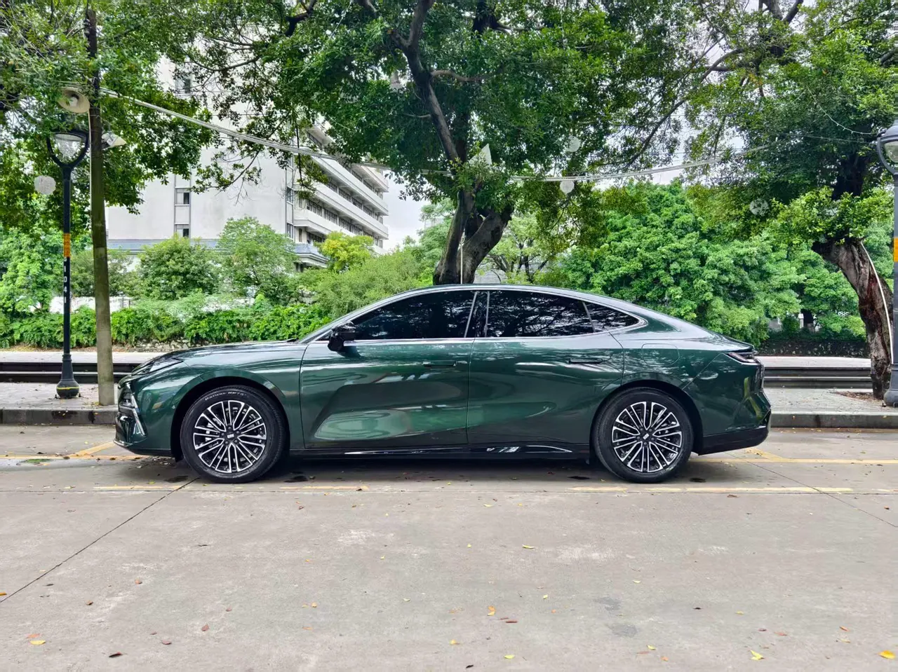 Geely Galaxy 2025 Xingyao 8 EM-i 1.5 130km Premium Edition Automatic Gear 3