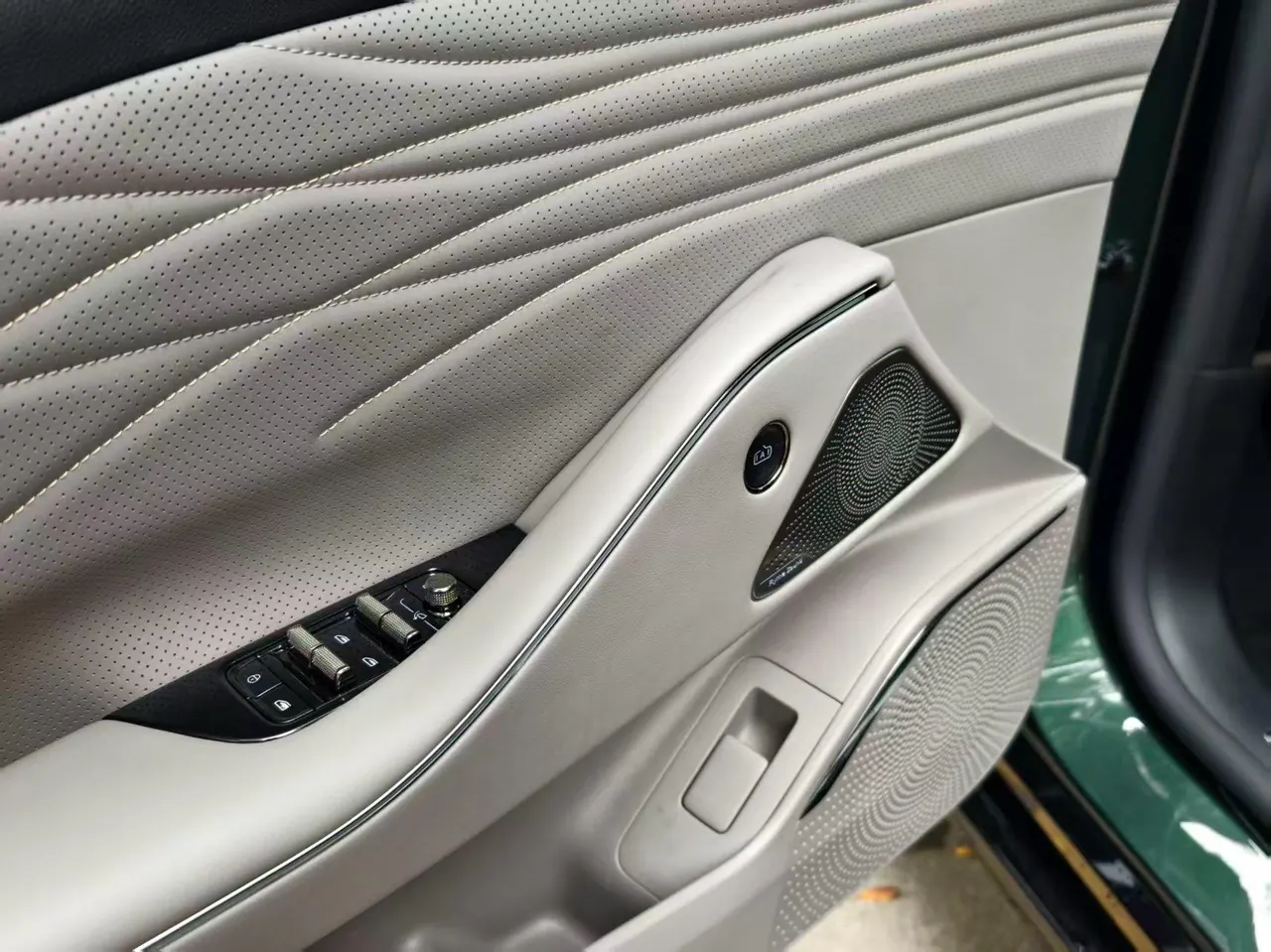 Geely Galaxy 2025 Xingyao 8 EM-i 1.5 130km Premium Edition Automatic Gear 4
