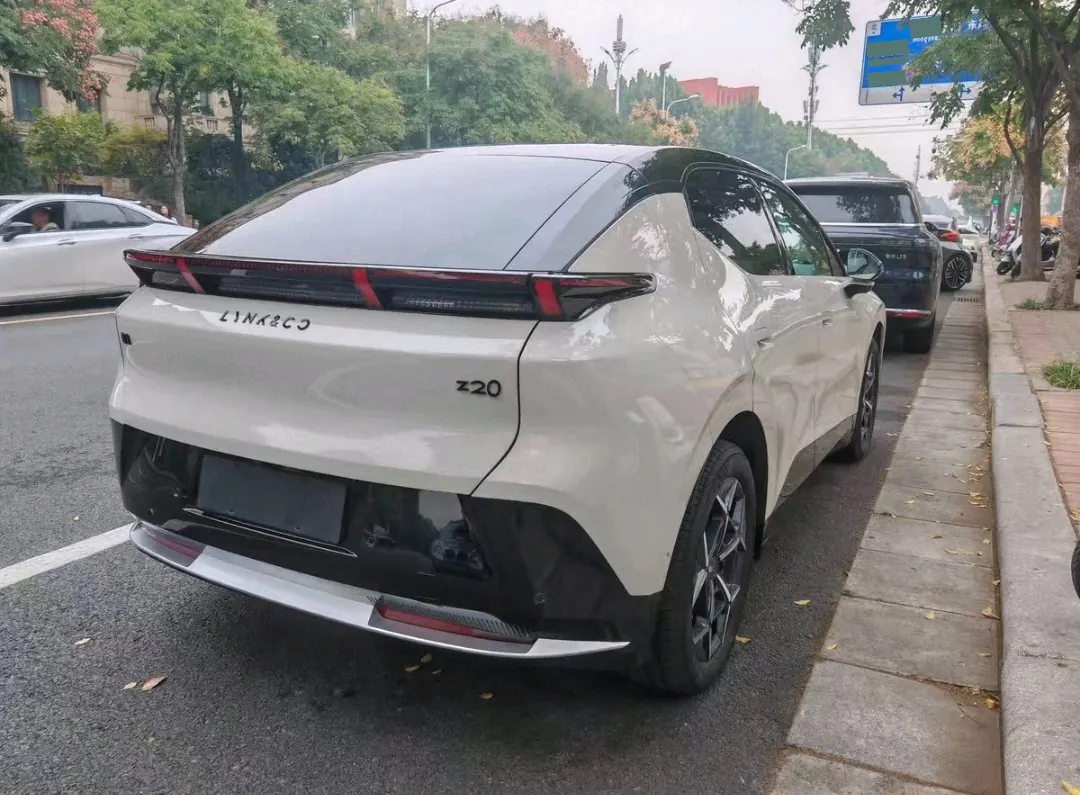 LYNK&amp;CO 2025 LYNK&amp;CO Z 20 530km Rear Drive Max Automatic 4