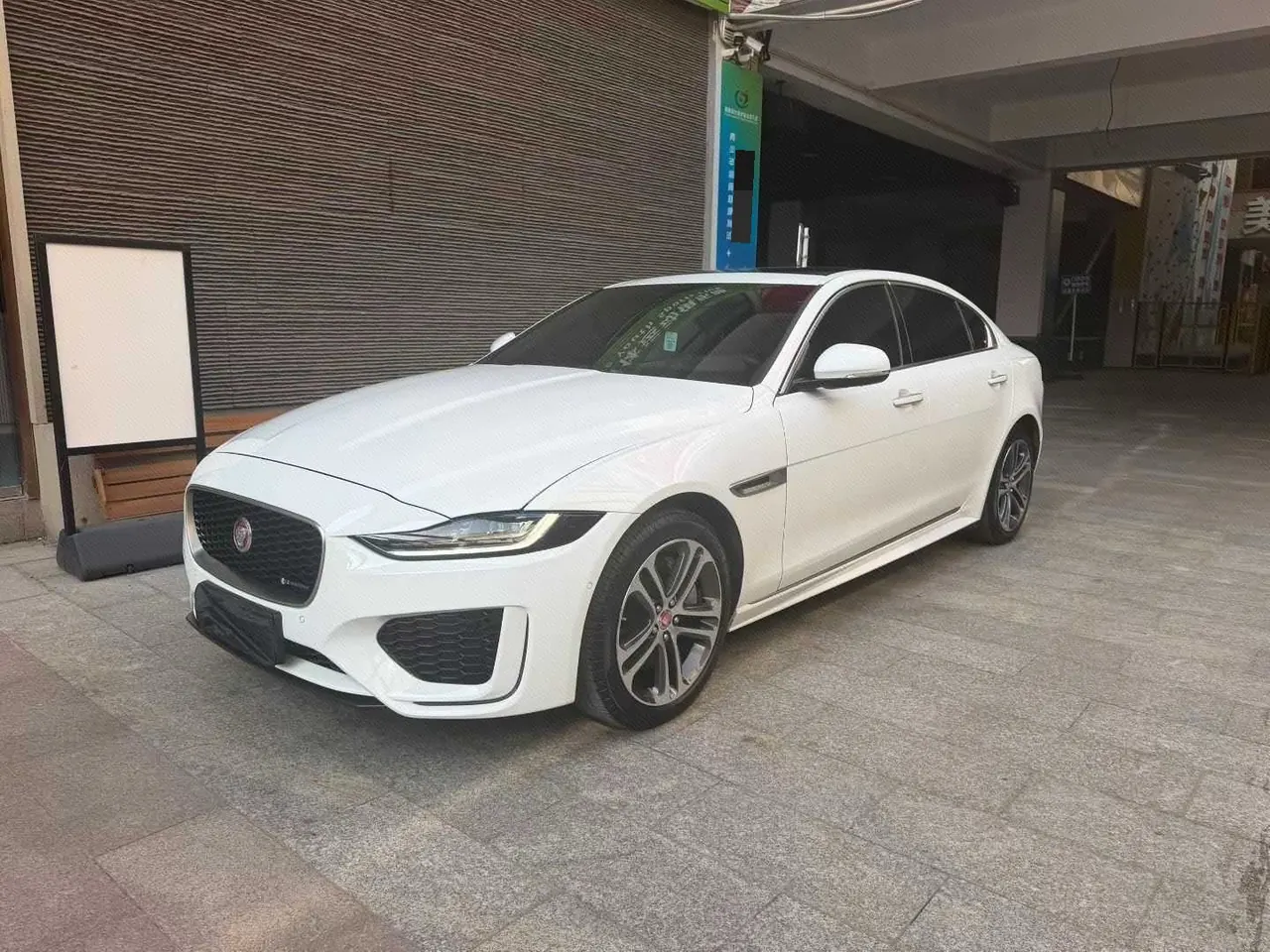 打开图片灯箱:Jaguar 2020 XEL 2.0T 200PS R-DYNAMIC S Enterprising Sports Edition Automatic Gear