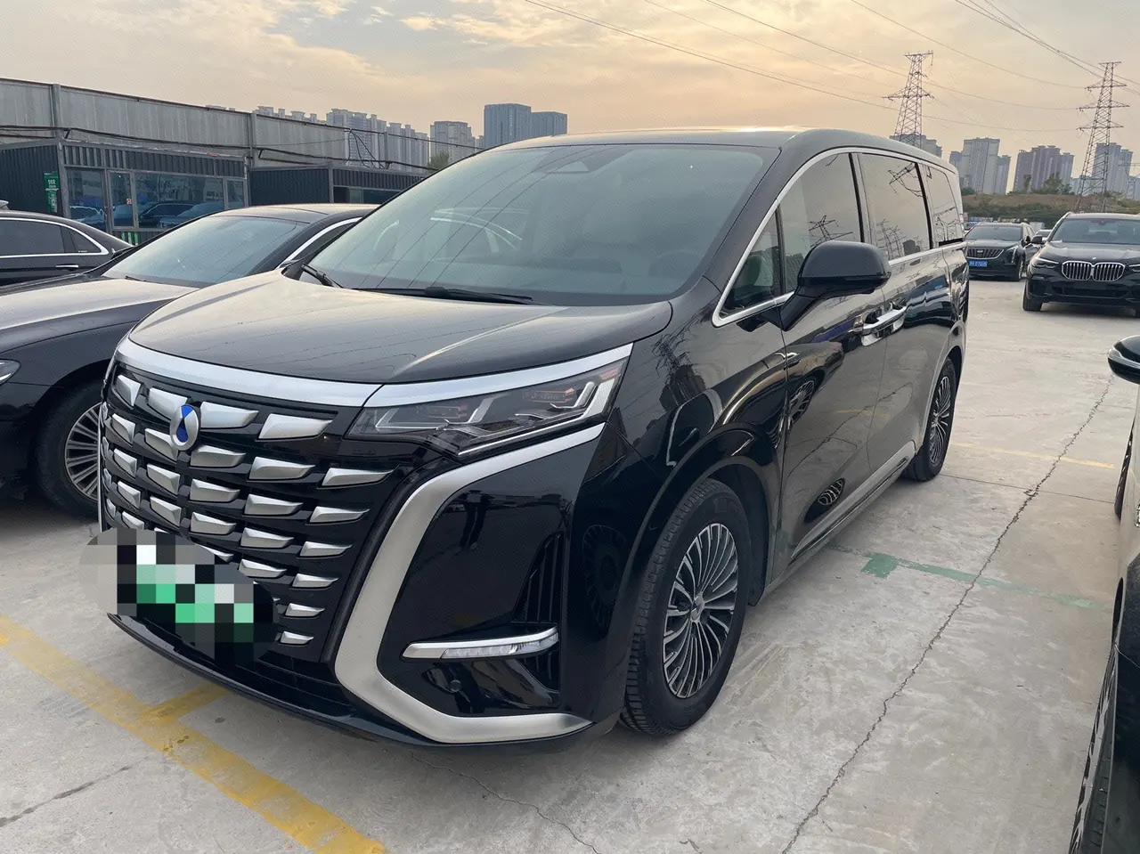 Open image lightbox: Denza 2024 Denza D9 DM-i 1.5T Stepless 980 Four-wheel Drive Honorable Automatic Gear