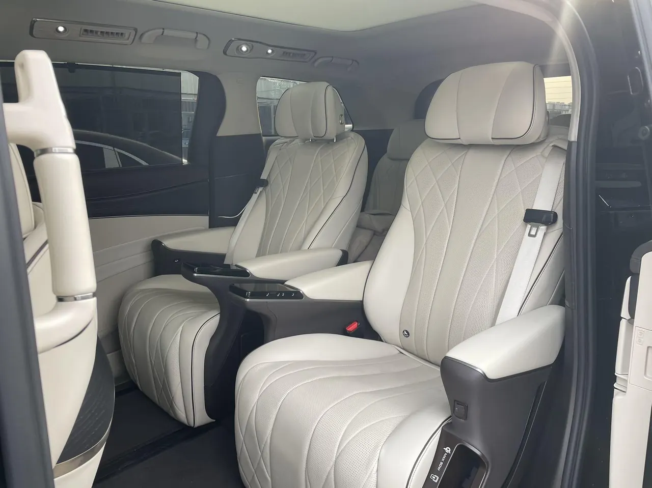 Denza 2024 Denza D9 DM-i 1.5T Stepless 980 Four-wheel Drive Honorable Automatic Gear 3