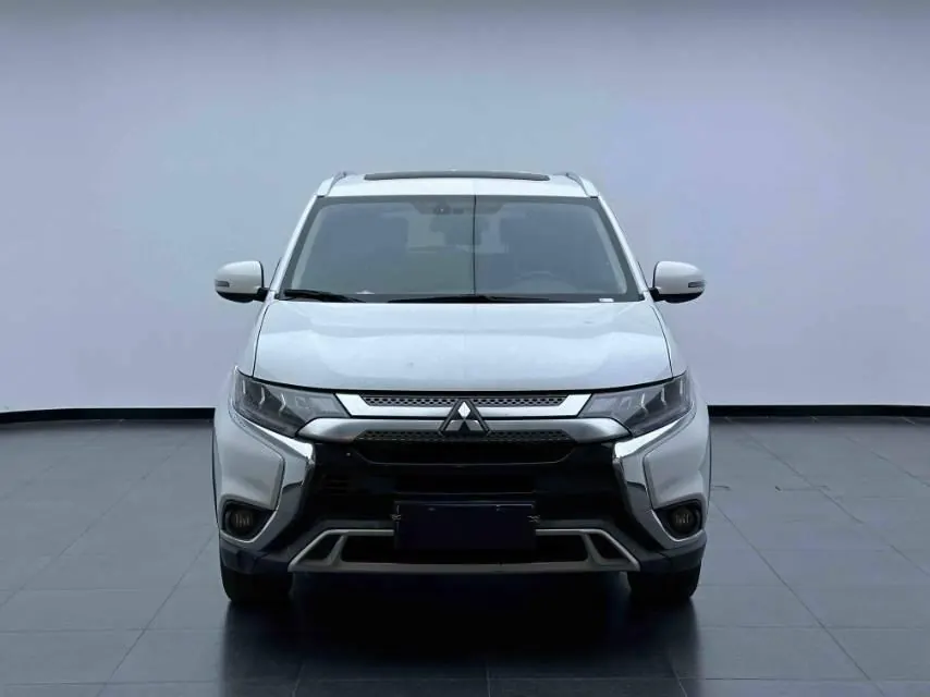 Mitsubishi 2020 Outlander 2.4 stepless four-wheel drive to enjoy the version of the 5-seat automatic gear 2