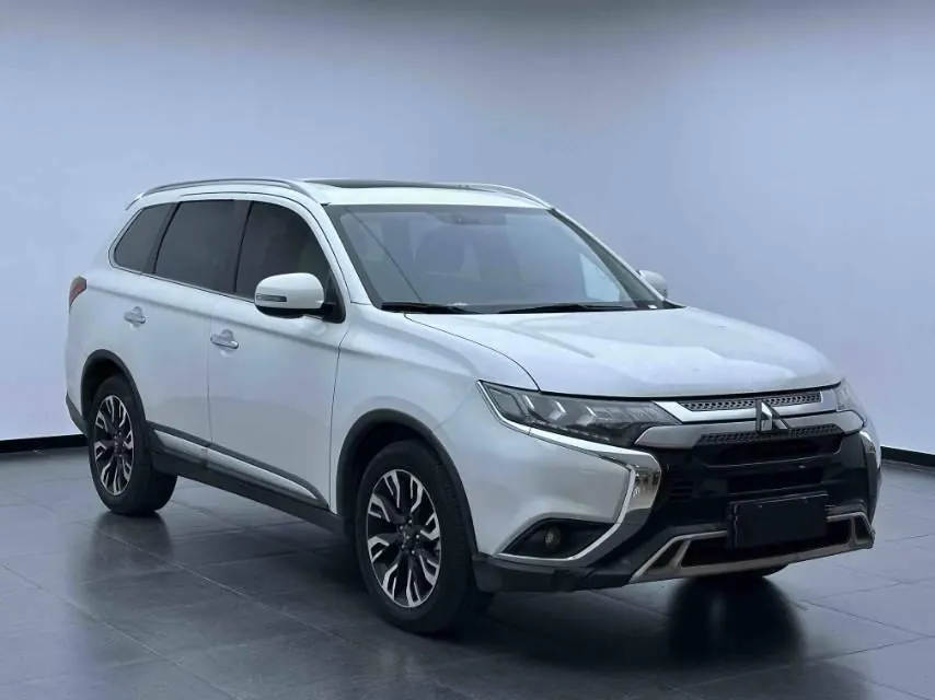 Mitsubishi 2020 Outlander 2.4 stepless four-wheel drive to enjoy the version of the 5-seat automatic gear 3