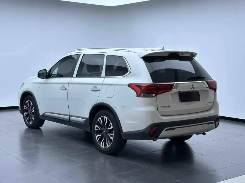 Mitsubishi 2020 Outlander 2.4 stepless four-wheel drive to enjoy the version of the 5-seat automatic gear 4