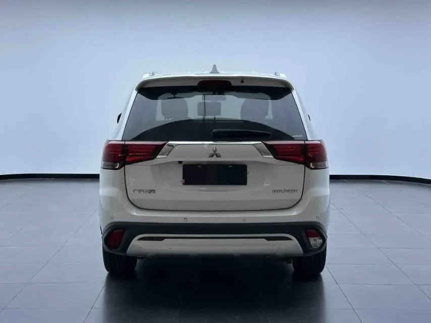 Mitsubishi 2020 Outlander 2.4 stepless four-wheel drive to enjoy the version of the 5-seat automatic gear 5
