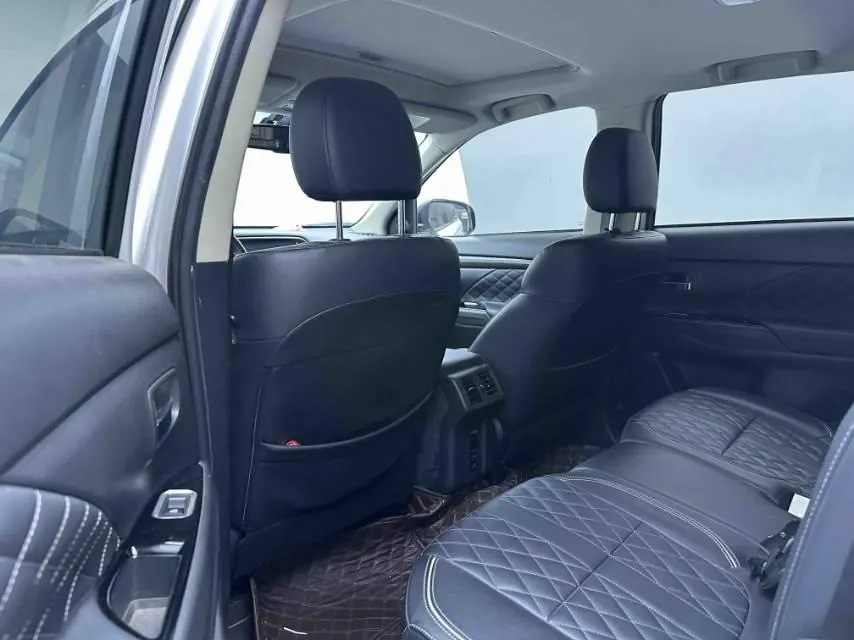 Mitsubishi 2020 Outlander 2.4 stepless four-wheel drive to enjoy the version of the 5-seat automatic gear 7
