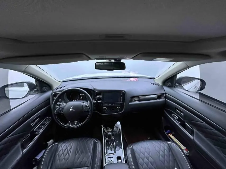 Mitsubishi 2020 Outlander 2.4 stepless four-wheel drive to enjoy the version of the 5-seat automatic gear 8