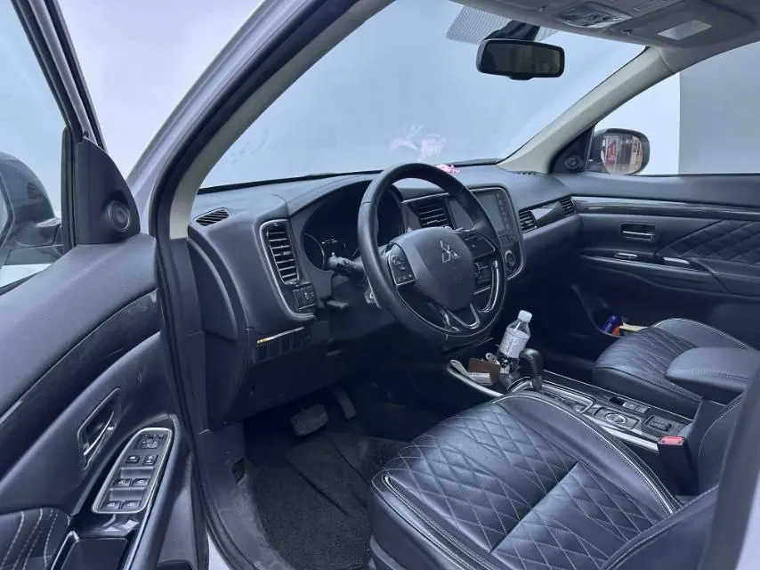 Mitsubishi 2020 Outlander 2.4 stepless four-wheel drive to enjoy the version of the 5-seat automatic gear 9