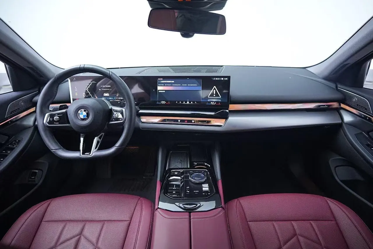 Открыть галерею: BMW 5 Series 2025 530Li 48V 2.0T Leading M Sports Suit Automatic Gear