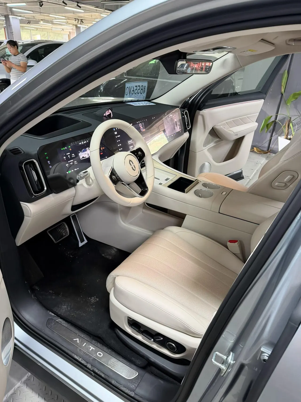 AITO 2025 AITO M8 Max 5-seat Long Endurance Edition (896-line Laser Radar) Automatic Gear 5