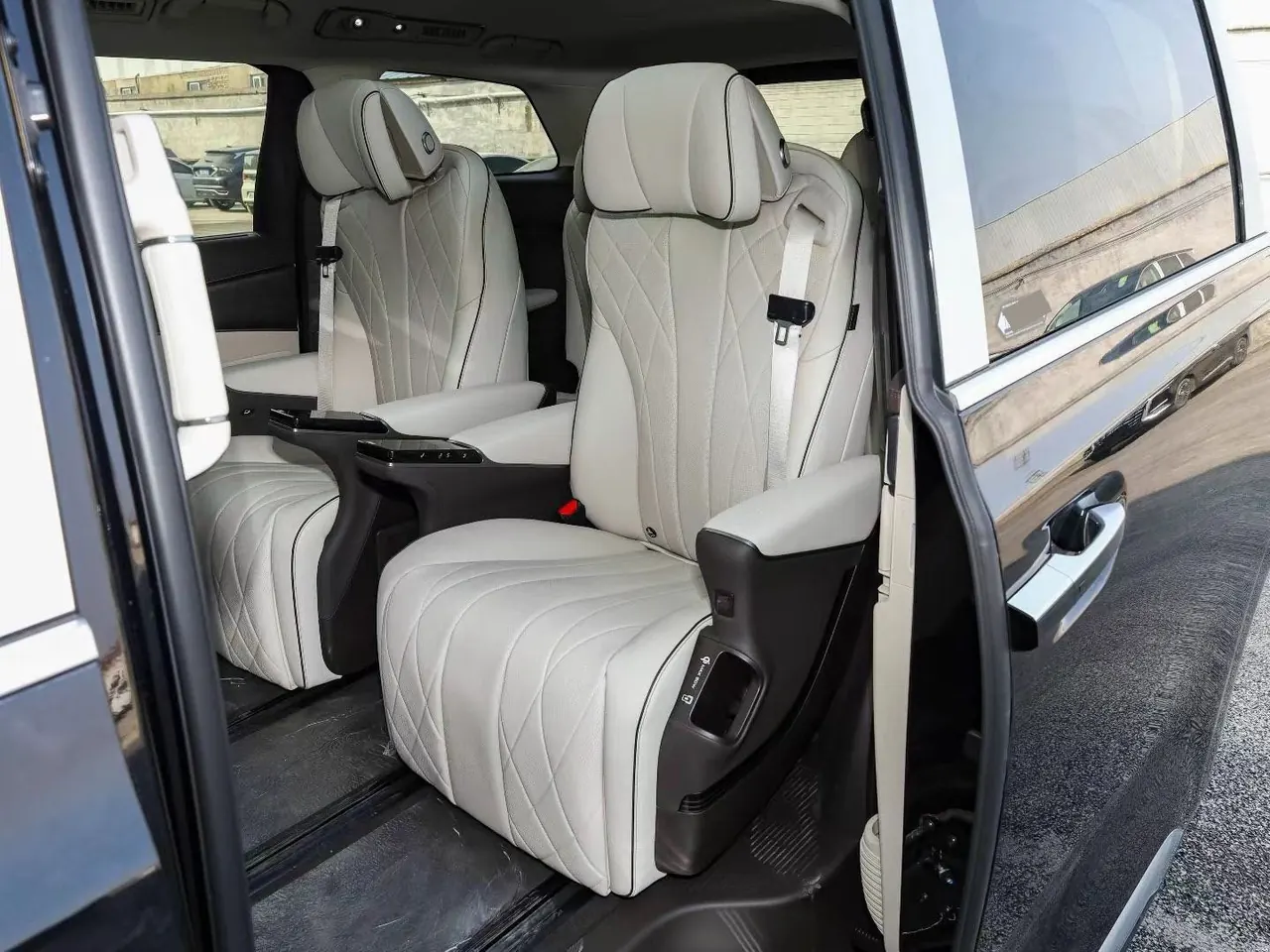 Denza 2024 Denza D9 DM-i 1.5T stepless 980 four-wheel drive distinguished automatic gear 5