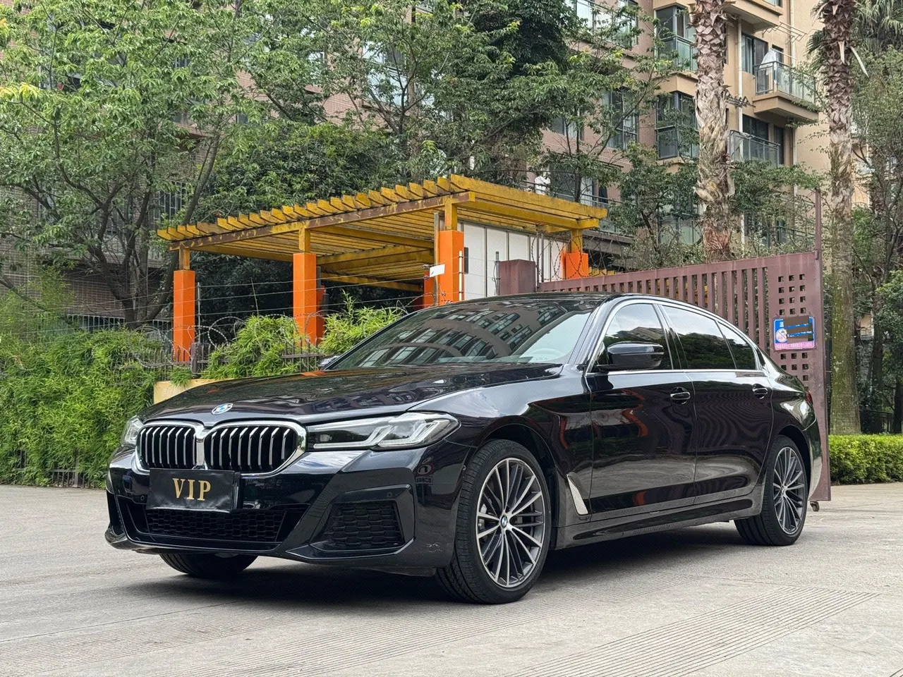 Открыть галерею: BMW 5 Series 2022 530Li xDrive 2.0T M Sports Suit (Modified) Automatic Gear