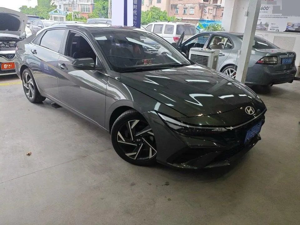 Hyundai 2023 Elantra -3-compartment 1.5 stepless LUX premium automatic gear 3