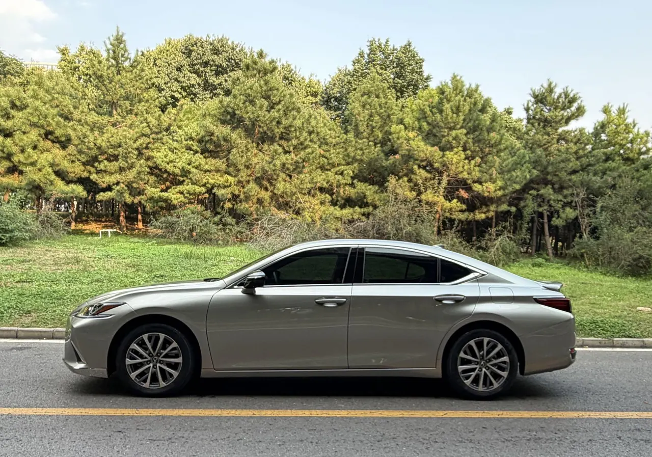 Lexus ES (Imported) 2023 ES200 2.0 Stepless Premium Edition Automatic Gear 6