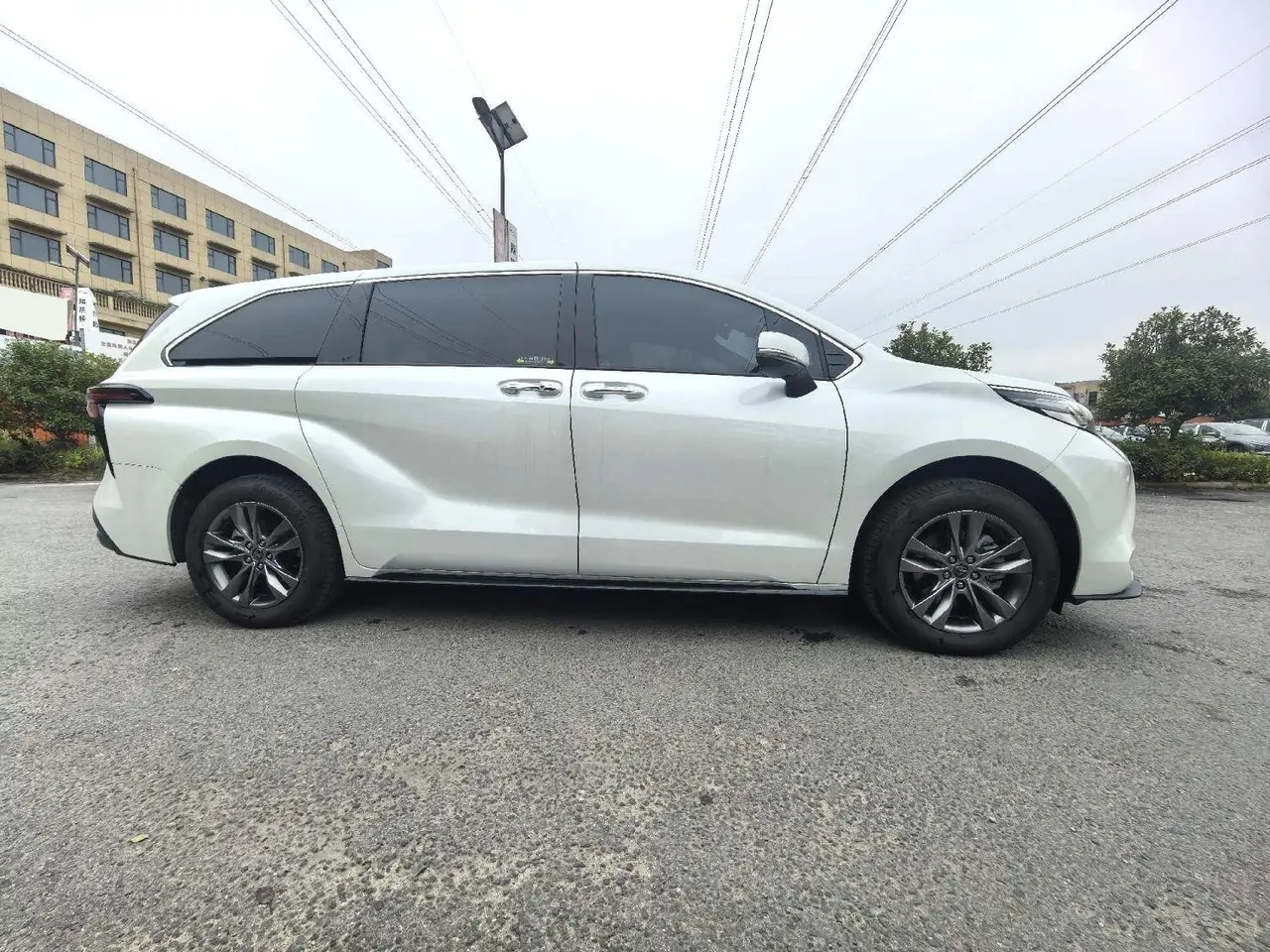 Toyota 2024 Sana 2.5 Stepless Four-wheel Drive Deluxe Edition Automatic Transmission 3