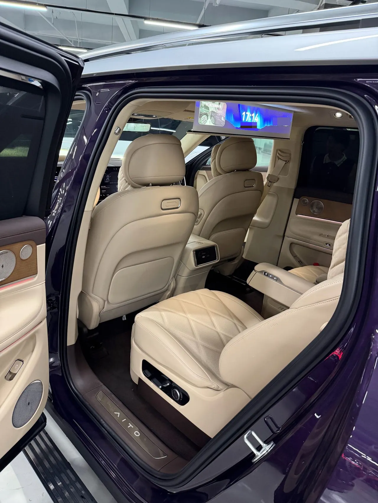 AITO 2025 AITO M9 extended range Ultra version 52kWh 6-seat version (896-line laser Radar) automatic gear 12