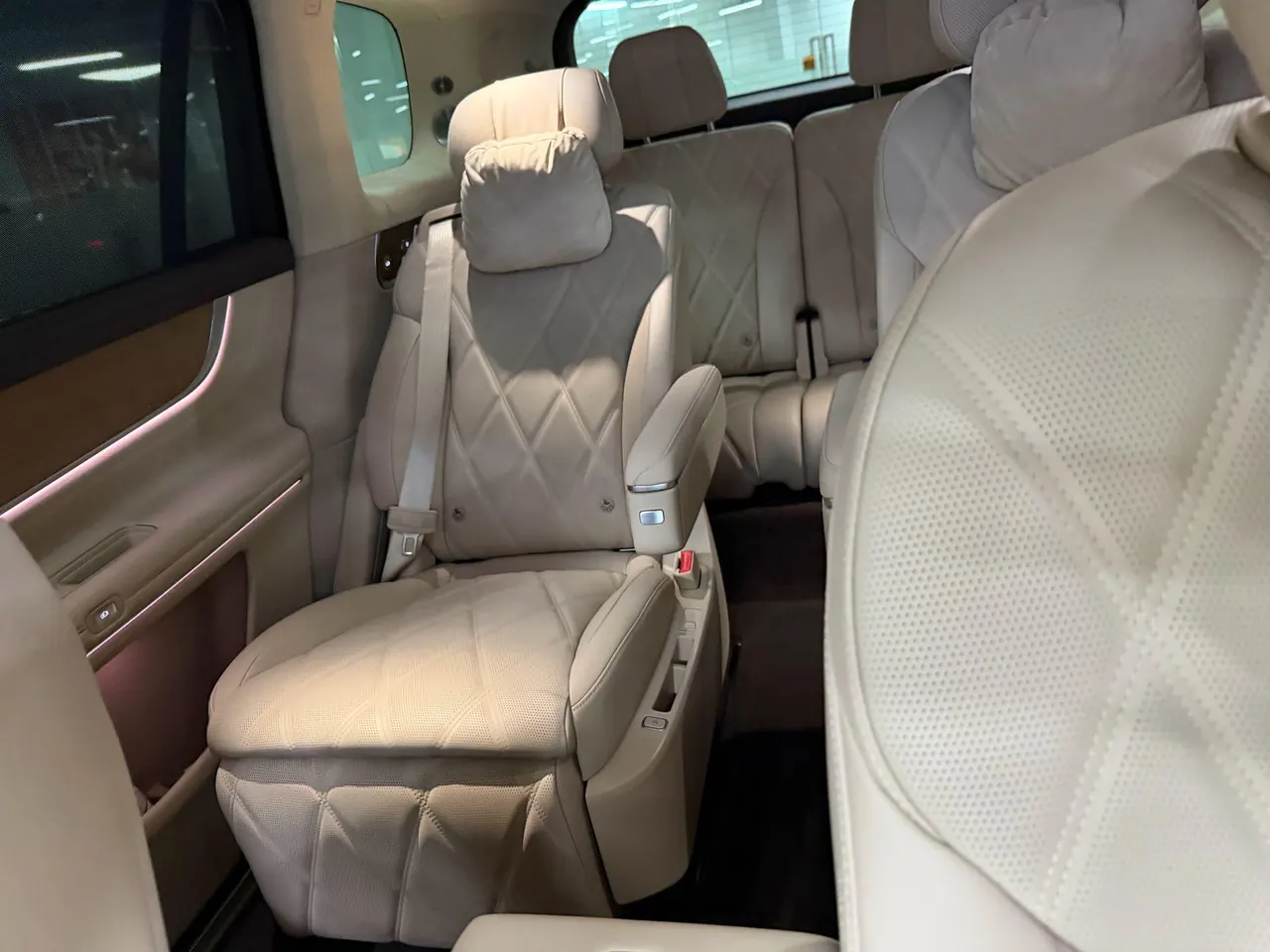 AITO 2025 AITO M9 extended range Ultra version 52kWh 6-seat version (896-line laser Radar) automatic gear 3