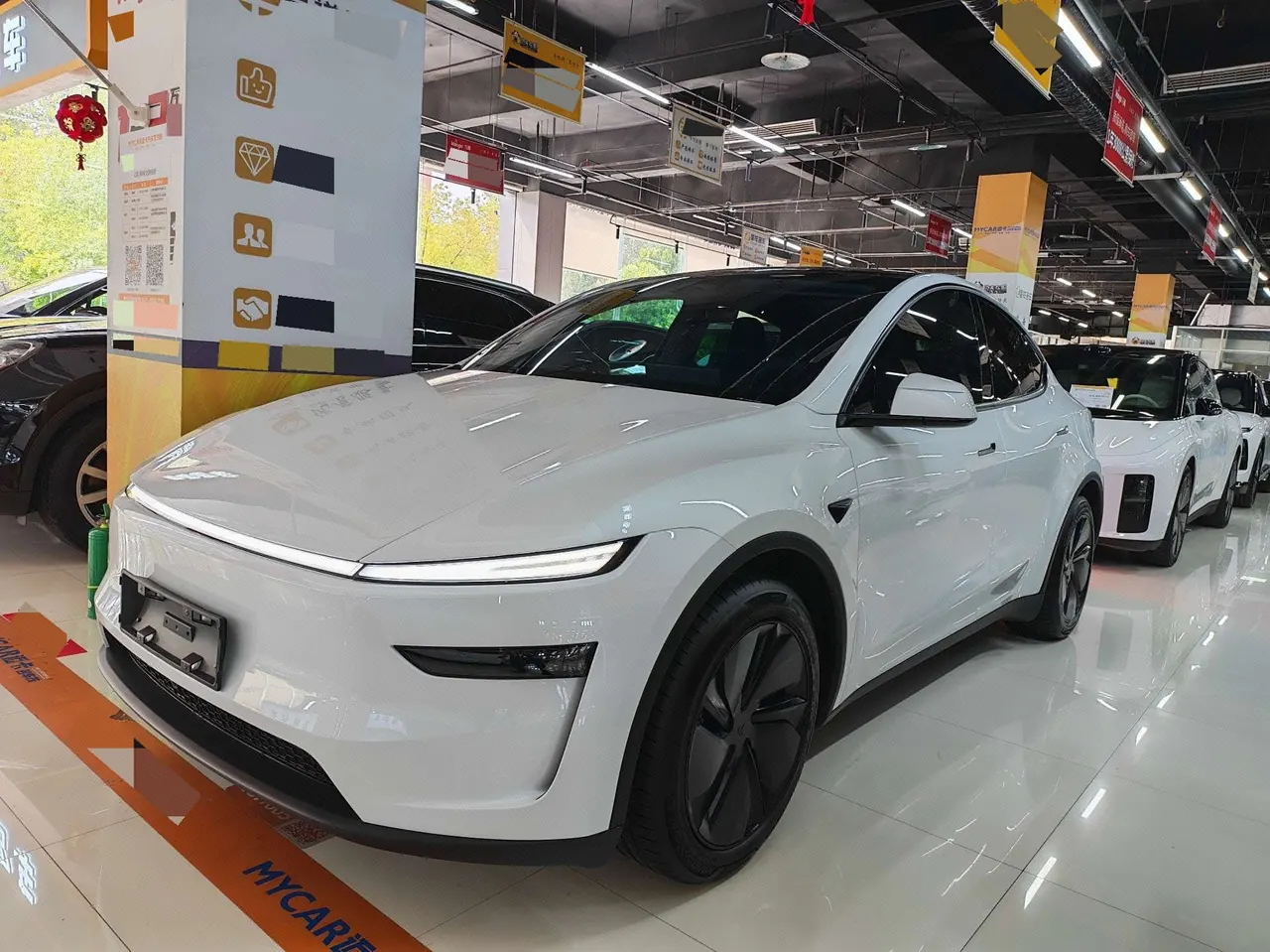 Open image lightbox: Tesla 2025 Model Y long endurance all-wheel drive version automatic transmission