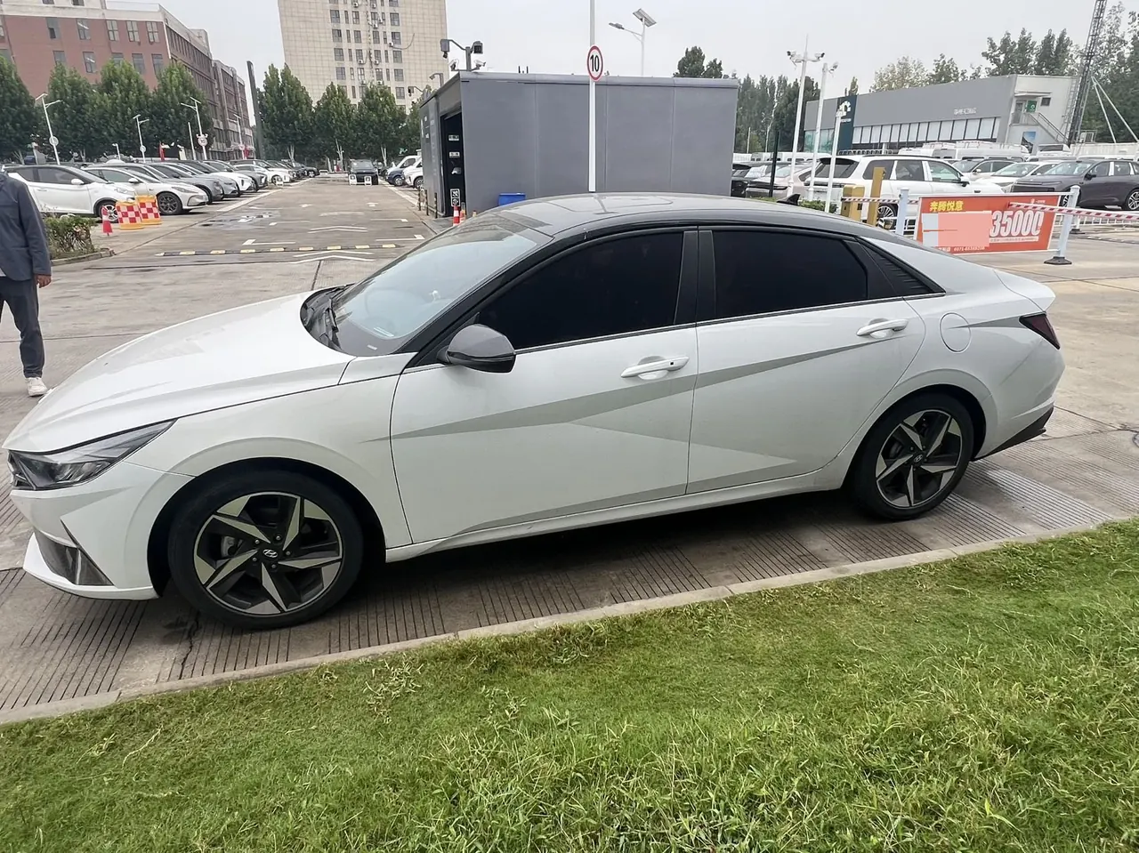 Hyundai 2022 Elantra -3-compartment 1.5 stepless LUX premium automatic gear 2