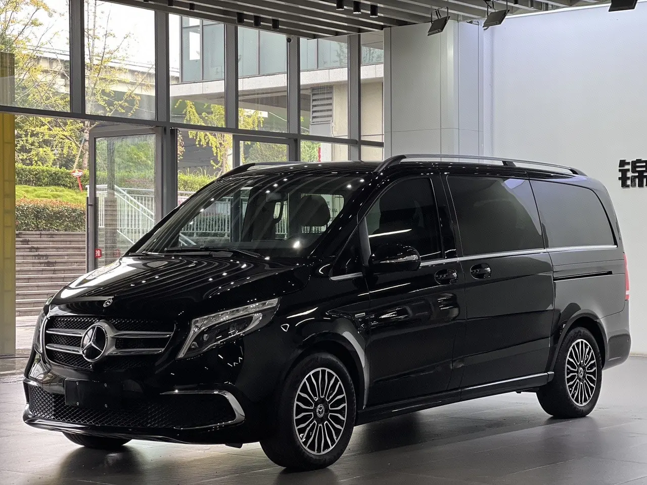 Открыть галерею: Mercedes Benz V 2022V 260 2.0T Premium Edition Automatic Gear