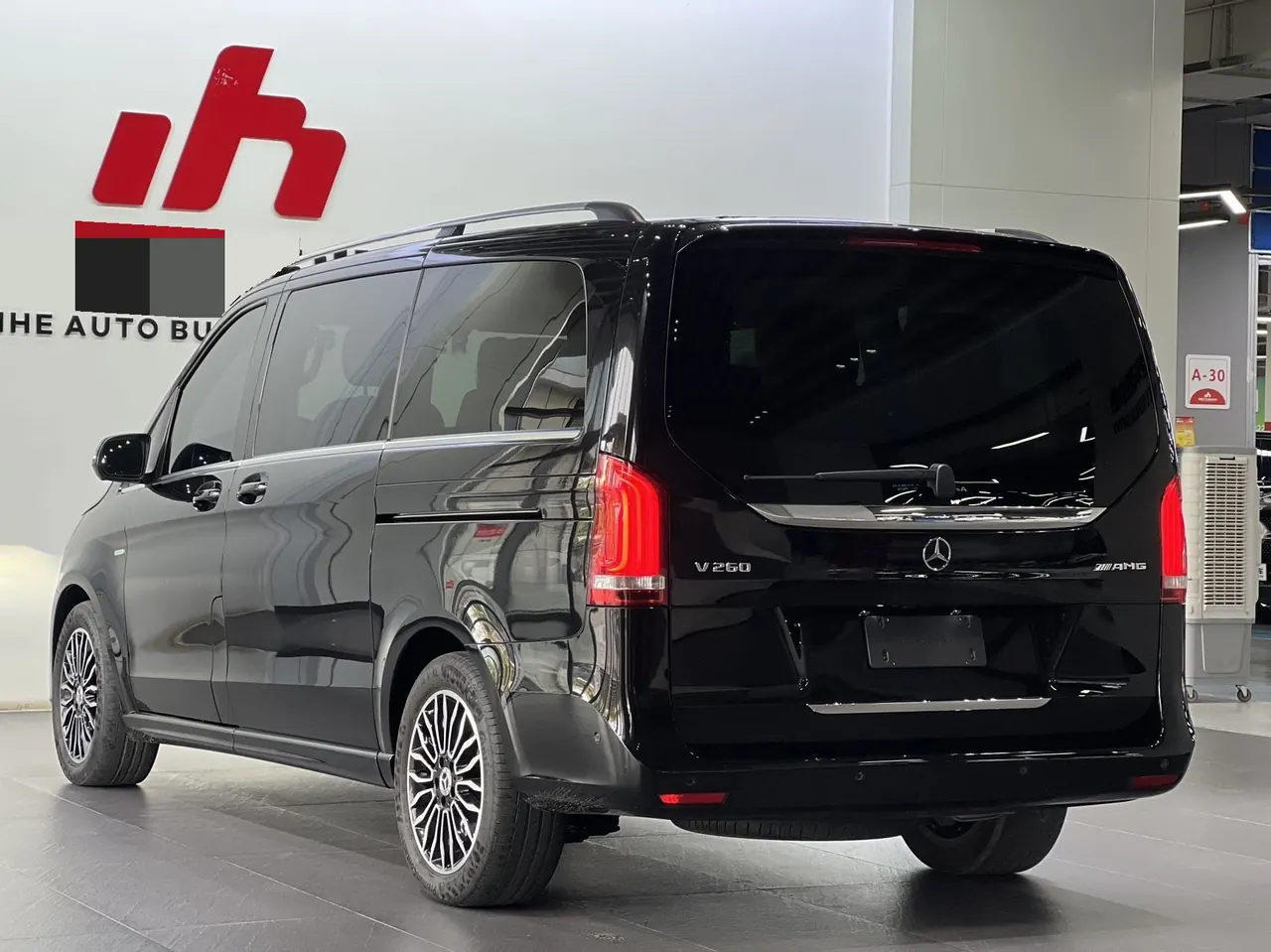 Mercedes Benz V 2022V 260 2.0T Premium Edition Automatic Gear 4