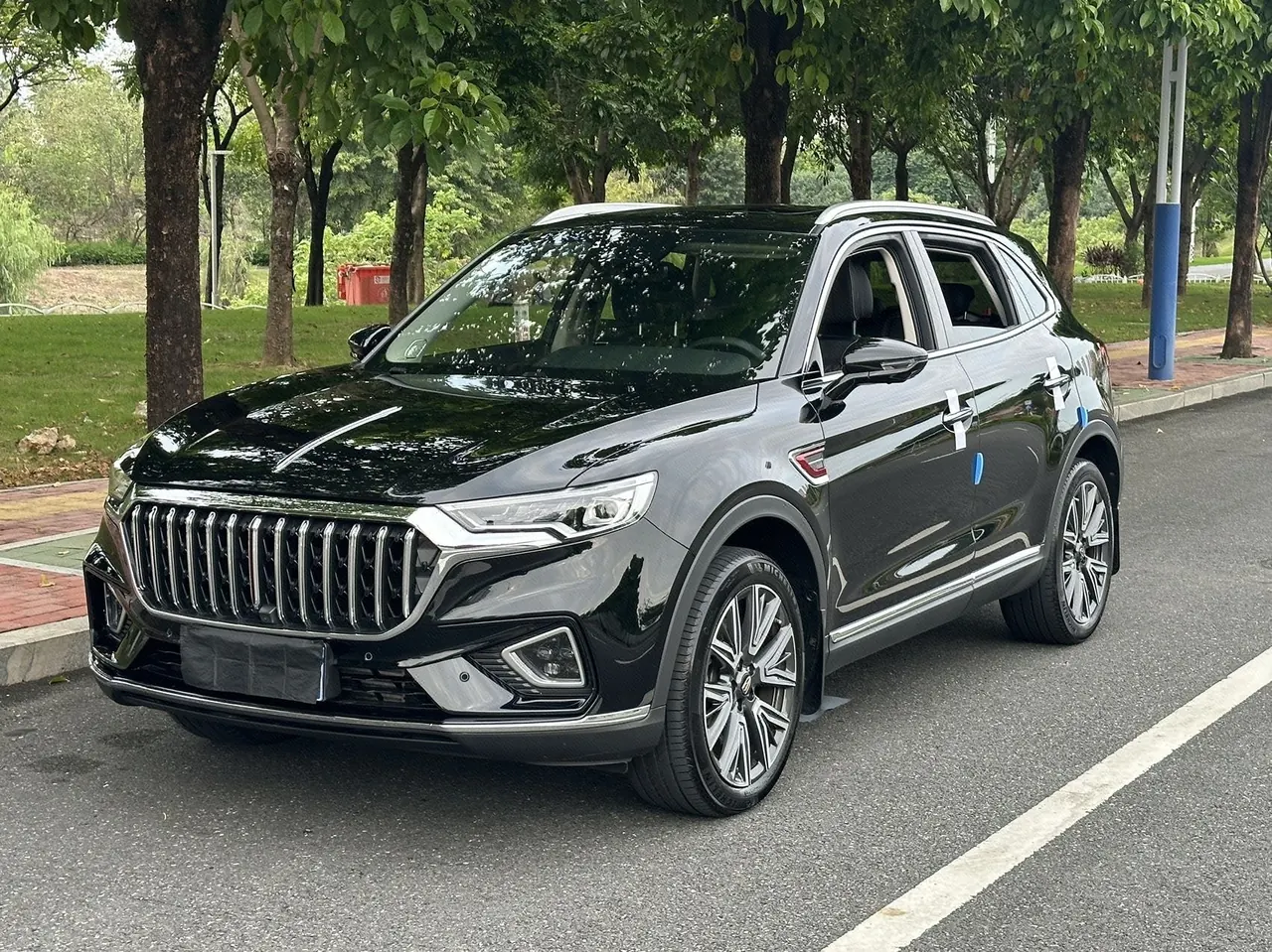 Открыть галерею: HongQi 2022 HS5 2.0T 4-wheel drive smart flag-sharing version automatic gear