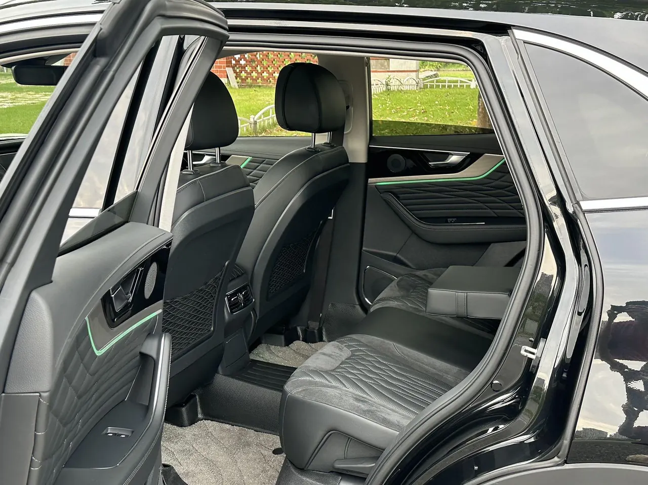 HongQi 2022 HS5 2.0T 4-wheel drive smart flag-sharing version automatic gear 5