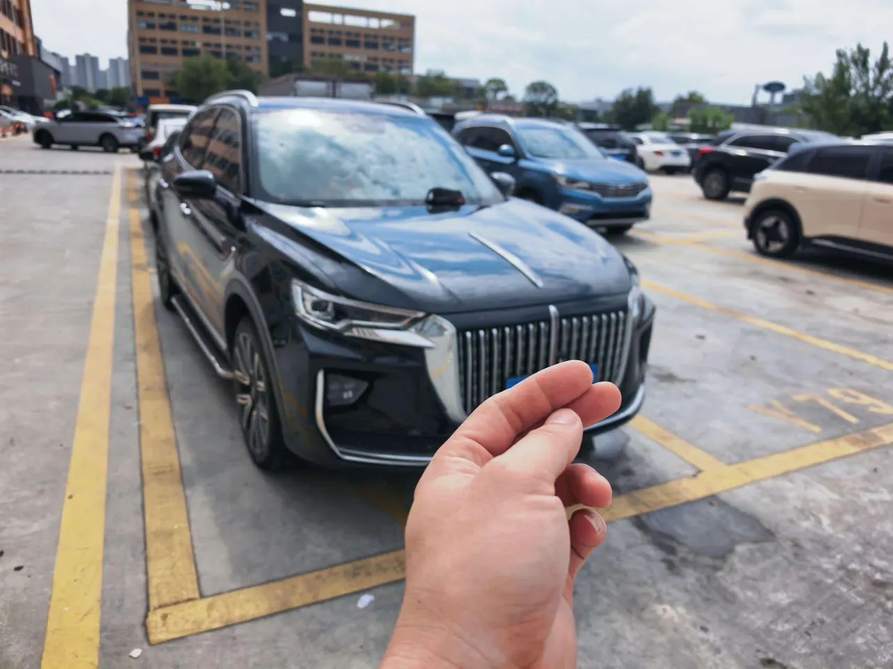 HongQi 2022 HS5 2.0T 4-wheel drive smart flag-sharing version automatic gear 8