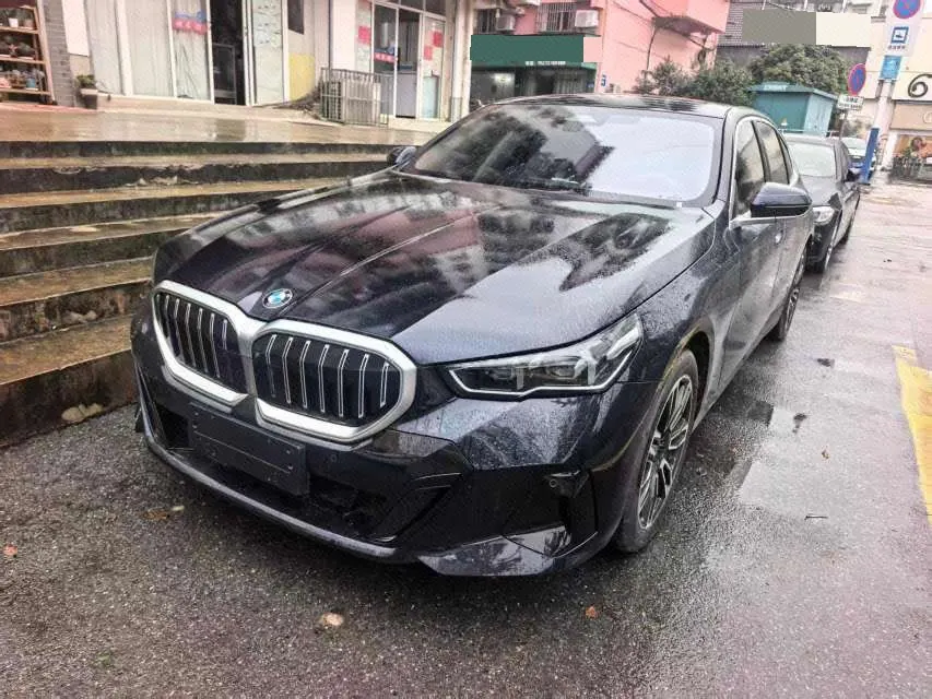 Открыть галерею: BMW 5 Series 2026 model 530Li 48V 2.0T Leading Edition M Sport Package Automatic