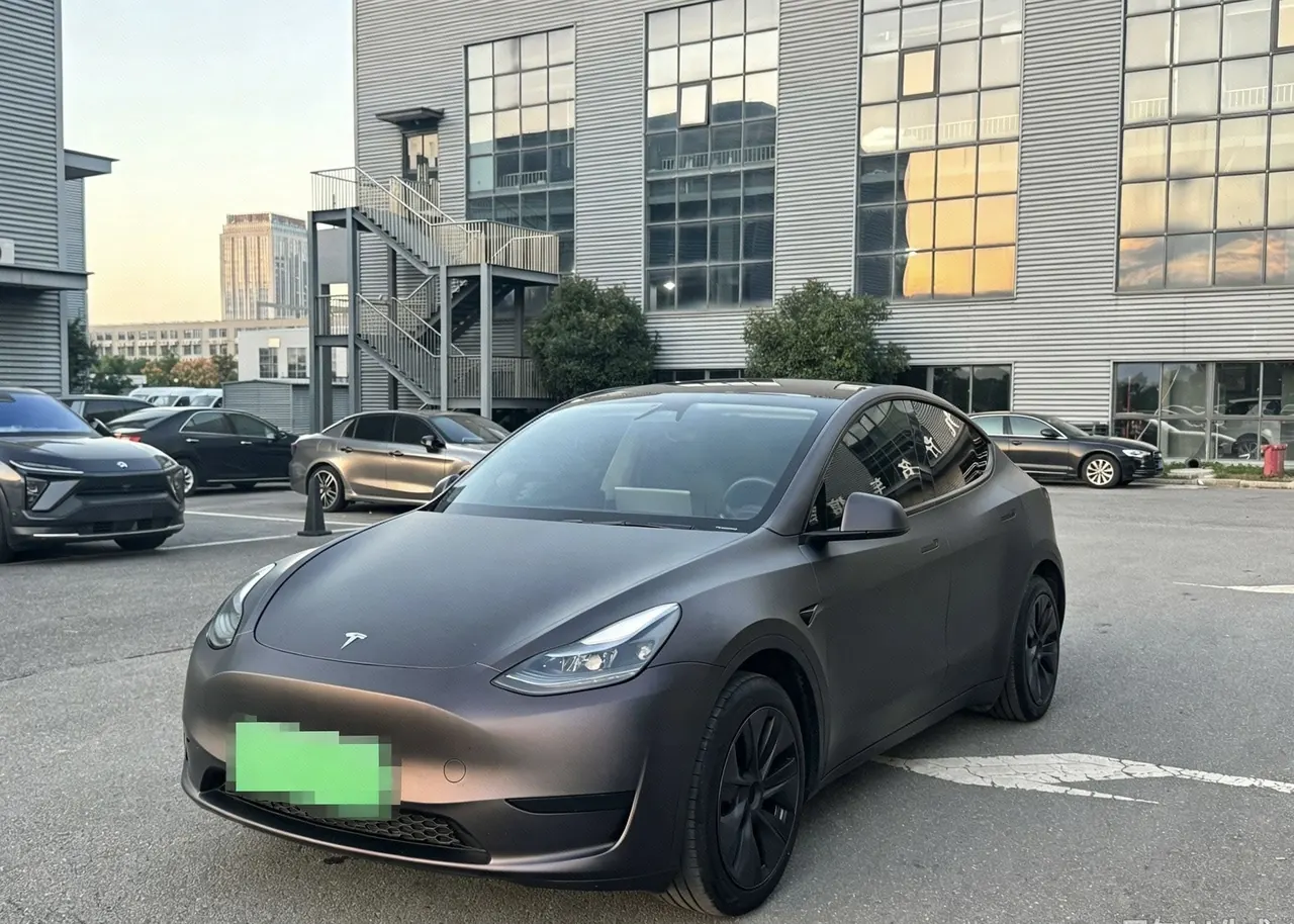 Open image lightbox: Tesla 2024 Model Y rear-wheel drive version automatic transmission