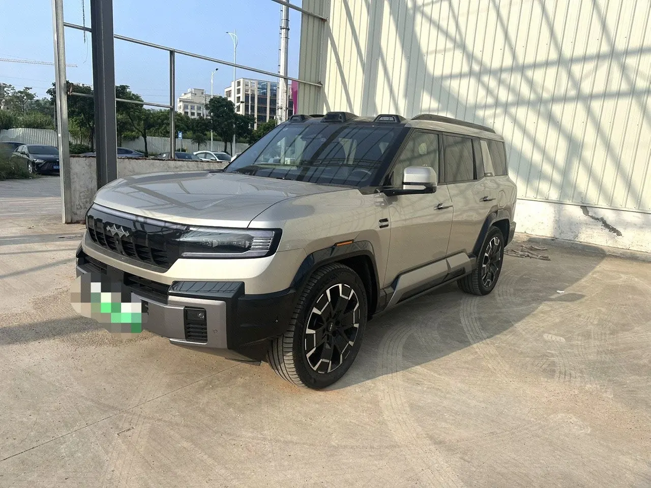 Open image lightbox: FangChengBao 2025 Leopard 8 2.0T Stepless Zhiyong Flagship Edition 7-seat Automatic Gear