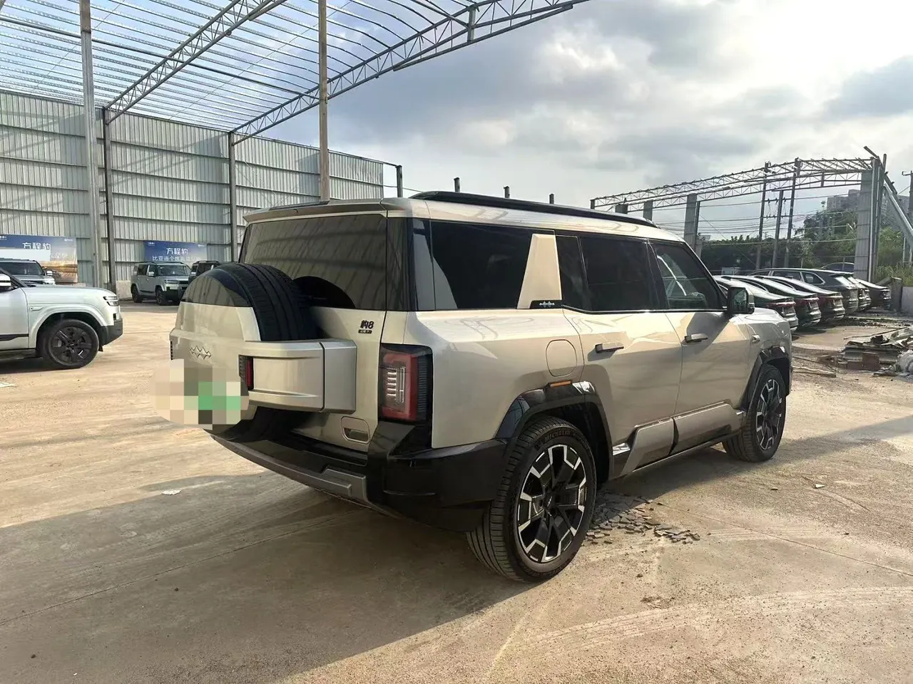 FangChengBao 2025 Leopard 8 2.0T Stepless Zhiyong Flagship Edition 7-seat Automatic Gear 3
