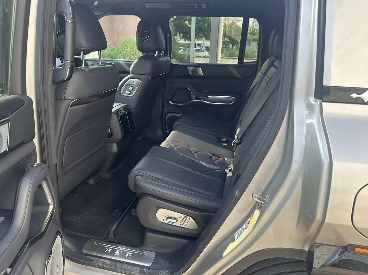 FangChengBao 2025 Leopard 8 2.0T Stepless Zhiyong Flagship Edition 7-seat Automatic Gear 6