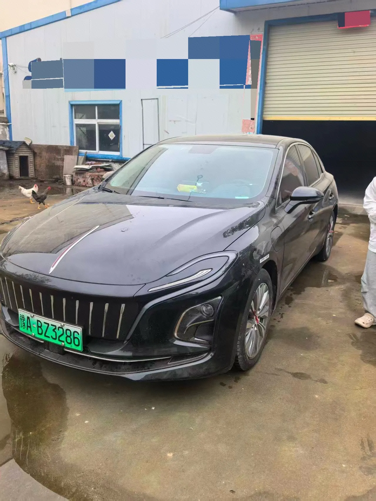 Открыть галерею: HongQi 2024 E-QM 5 500km Travel Edition Automatic Gear