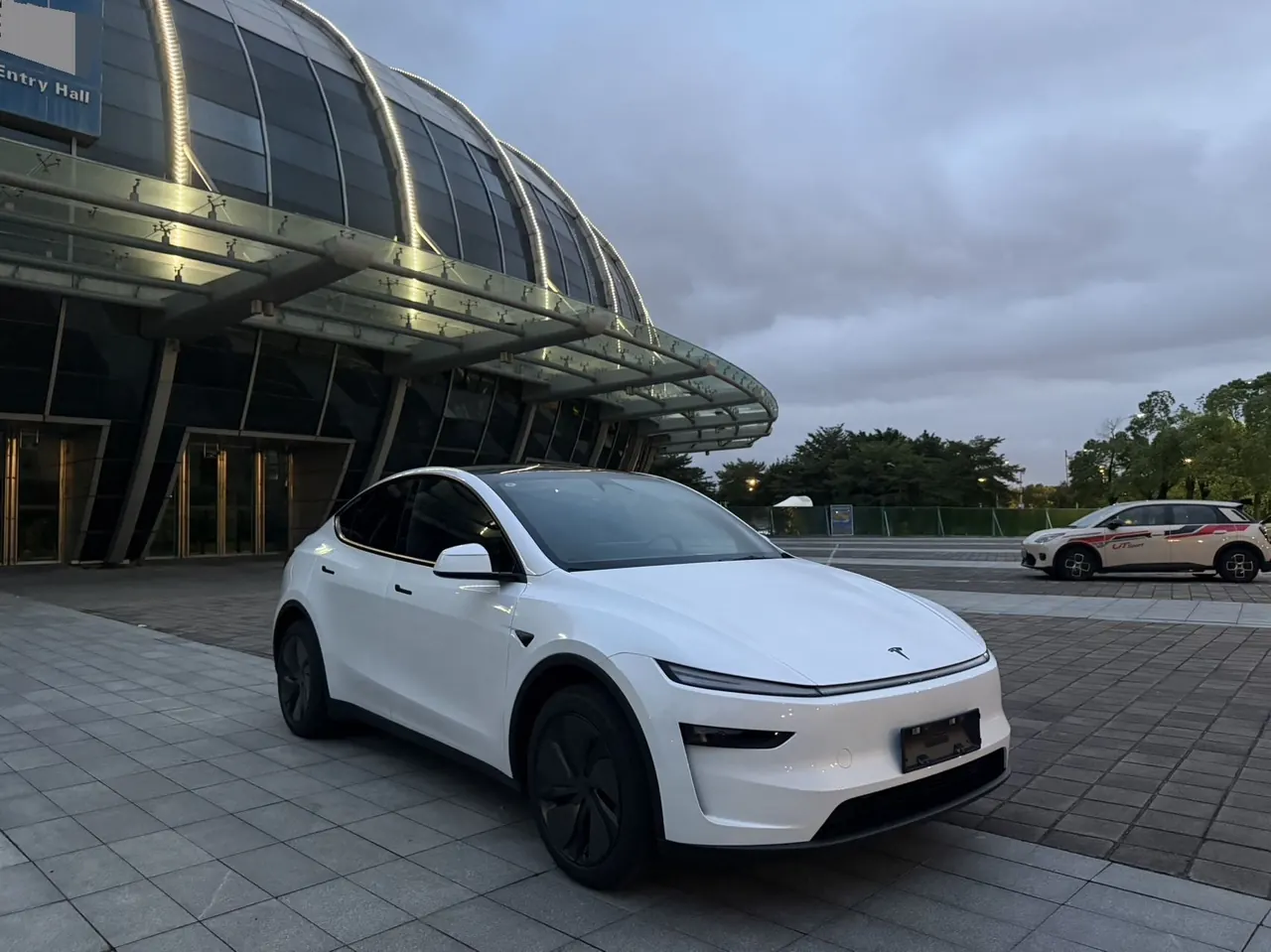 Tesla 2026 Model Y Rear-Wheel-Drive Automatic 3