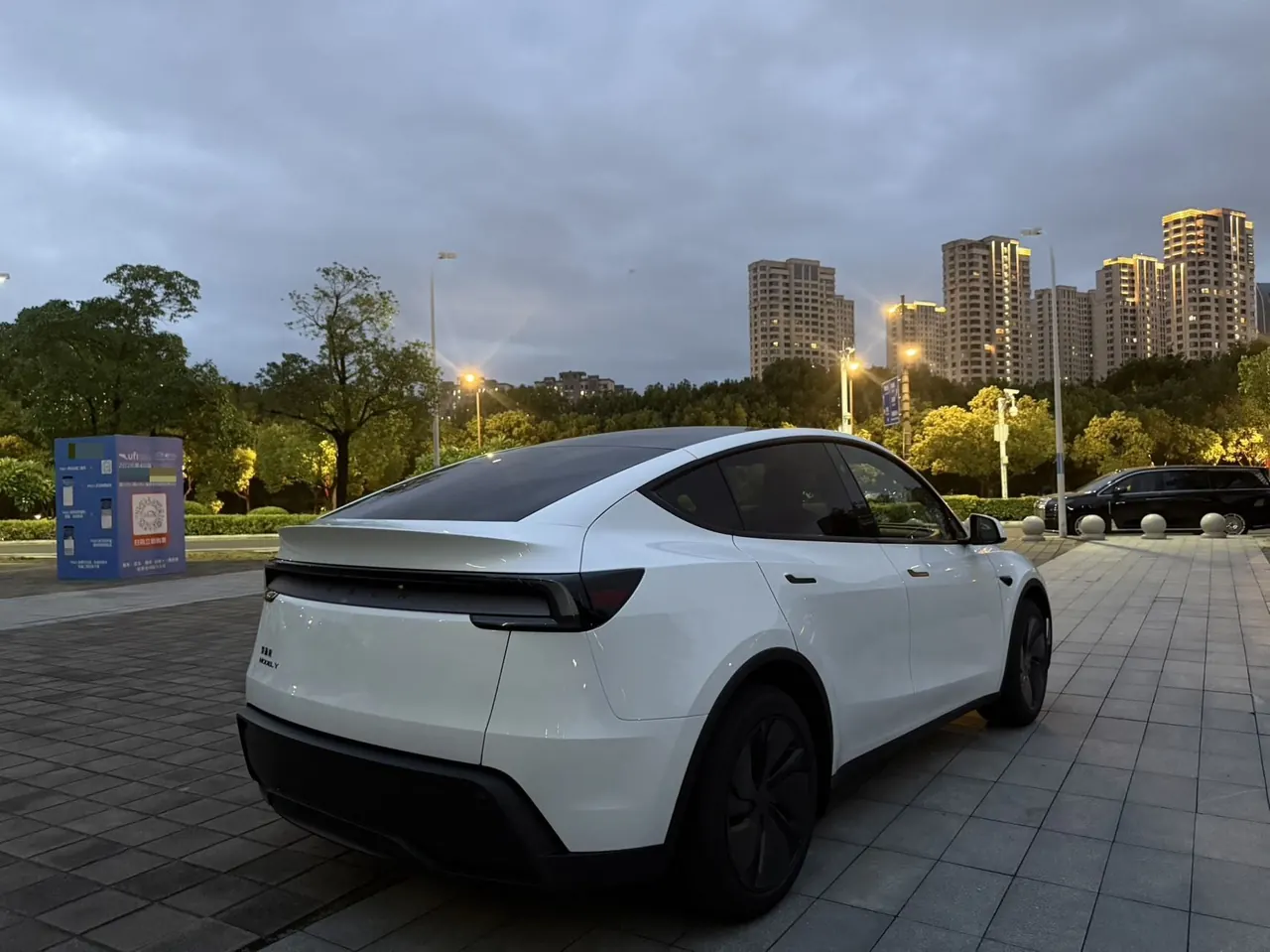 Tesla 2026 Model Y Rear-Wheel-Drive Automatic 9
