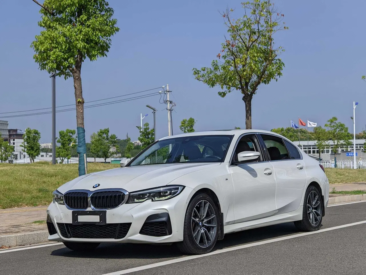 Открыть галерею: BMW 3 Series 2020 325Li 2.0T M Sports Suit Automatic Gear