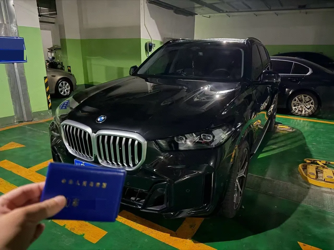 Open image lightbox: BMW 2023 X5 xDrive30Li 48V 2.0T exclusive m sports obsidian night suit automatic gear