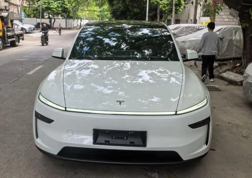Tesla 2026 Model Y Rear-Wheel-Drive Automatic 2