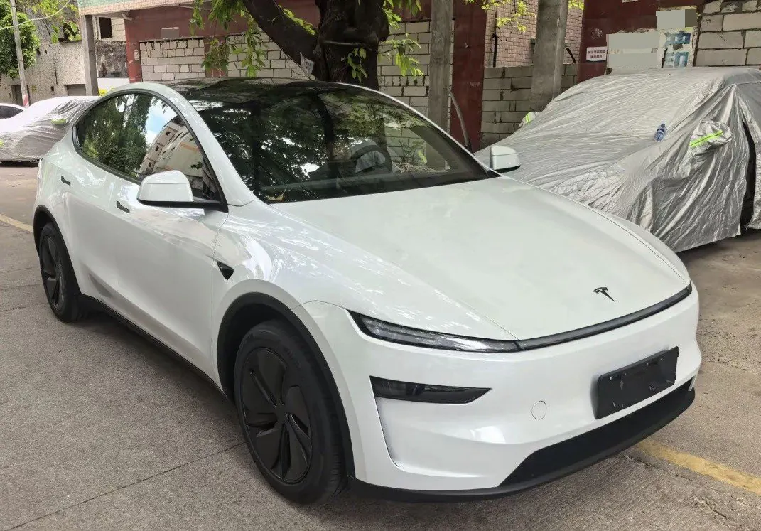 Tesla 2026 Model Y Rear-Wheel-Drive Automatic 3
