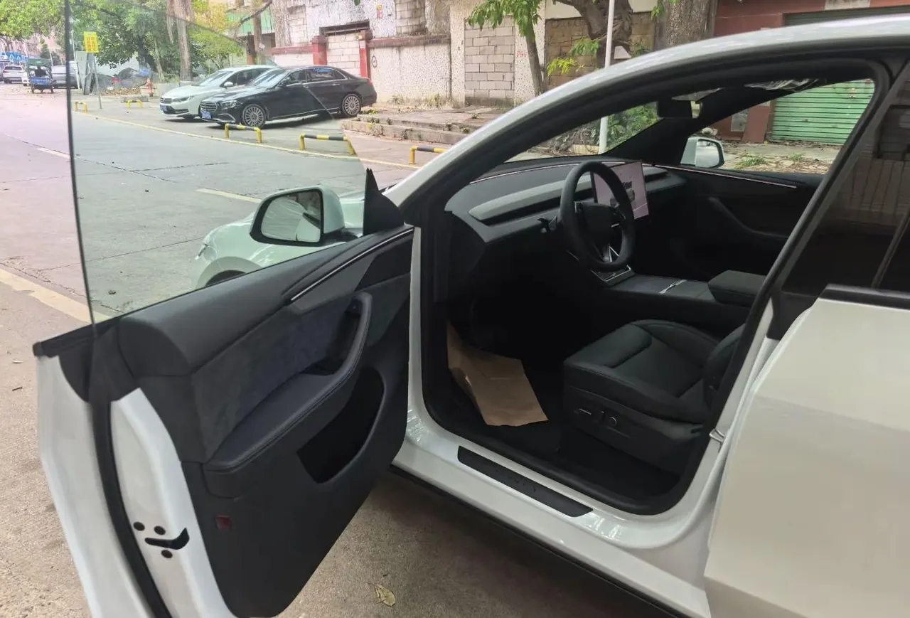 Tesla 2026 Model Y Rear-Wheel-Drive Automatic 5
