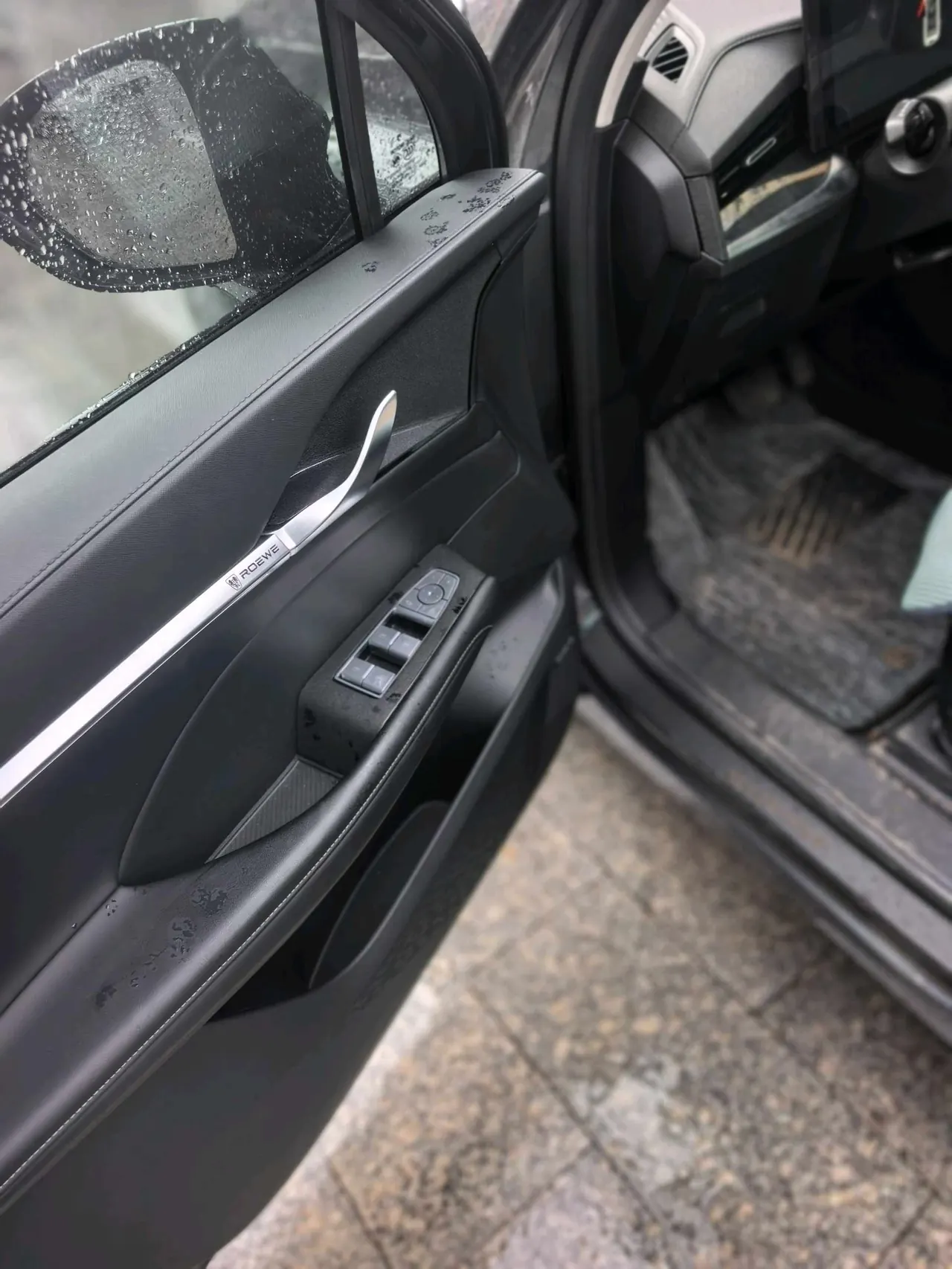 Roewe 2022 RX5 MAX 1.5T has a distinguished version of automatic gear 4