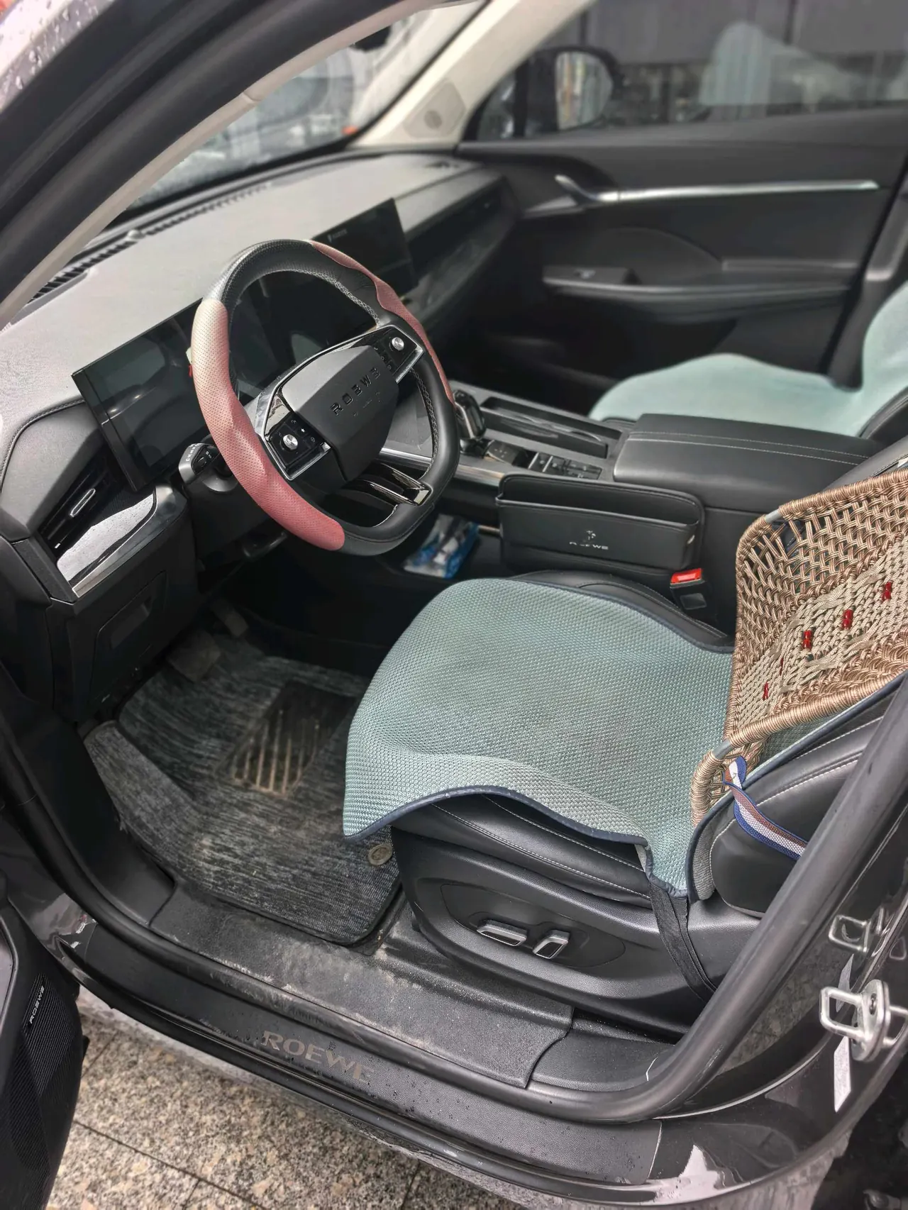 Roewe 2022 RX5 MAX 1.5T has a distinguished version of automatic gear 5