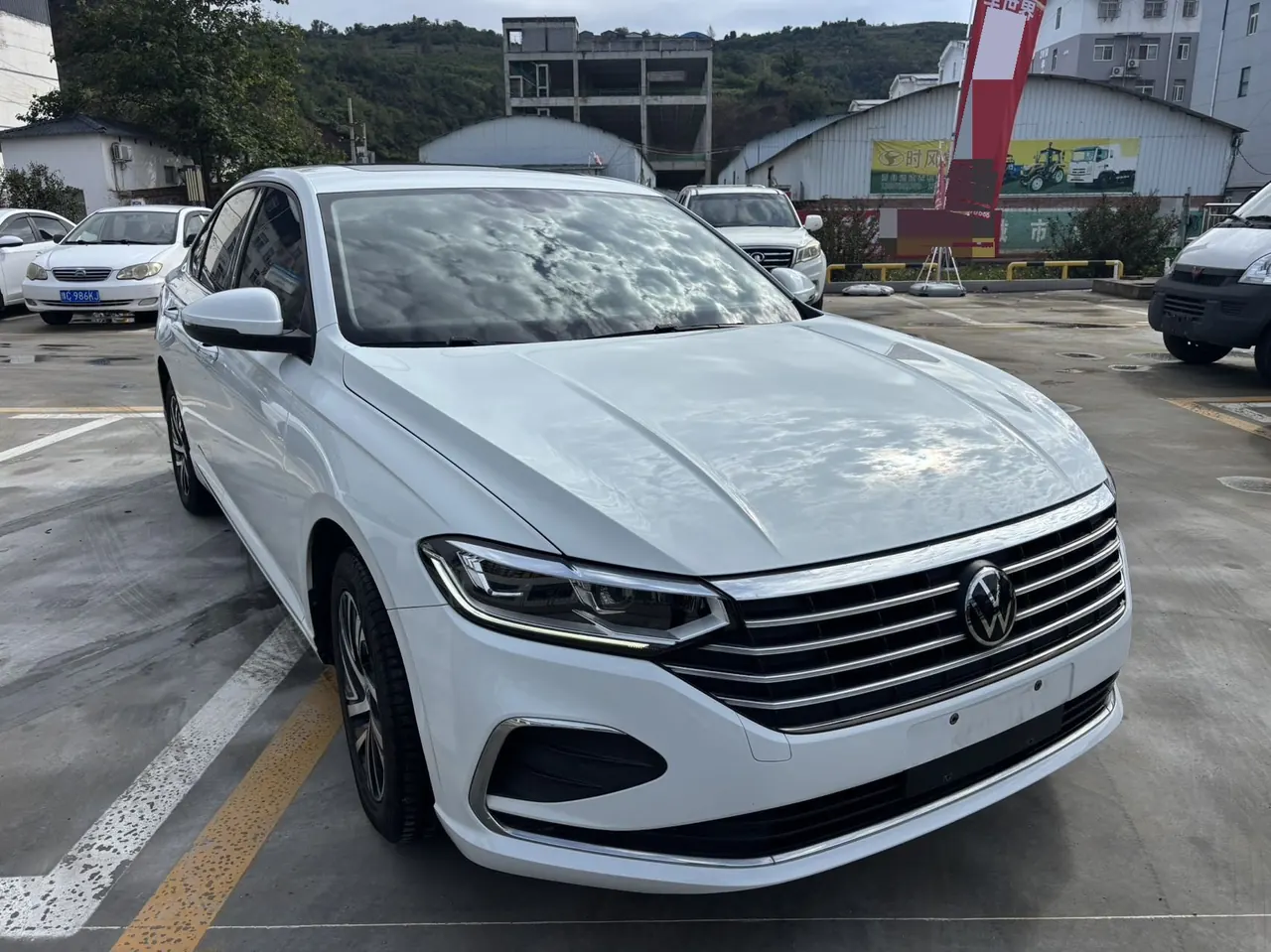 Volkswagen 2023 LaVida 1.5 5 Million Edition Automatic 3