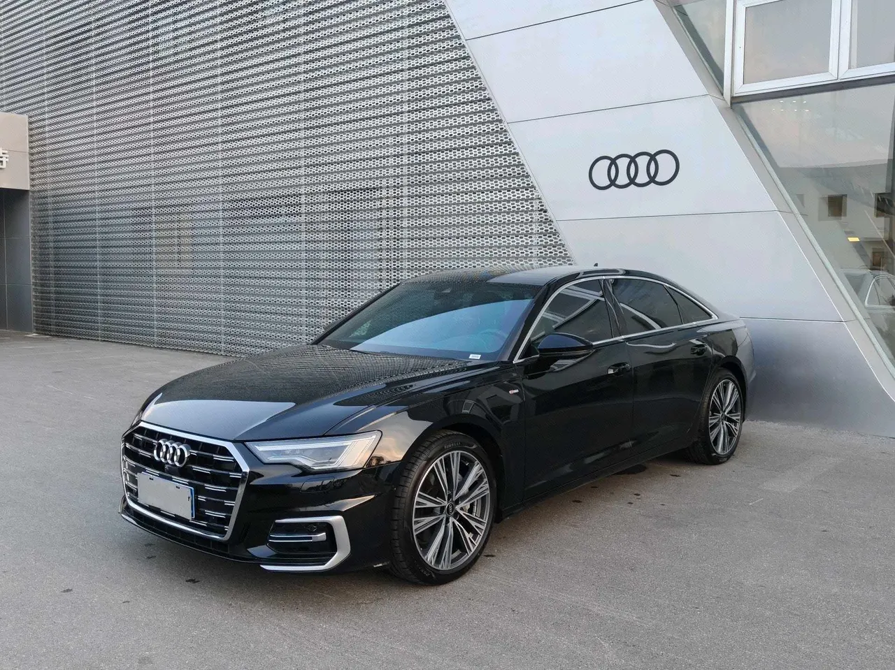 Открыть галерею: Audi 2025 A6L 2.0TFSI 45TFSI Selected Dynamic Automatic
