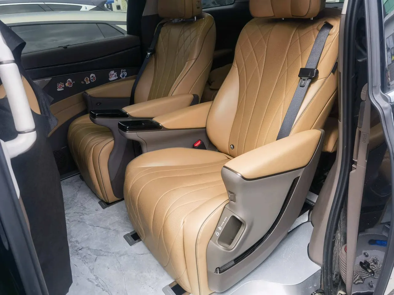 Denza 2023 Denza D9 DM-i 1.5T stepless 965 exclusive automatic gear 3