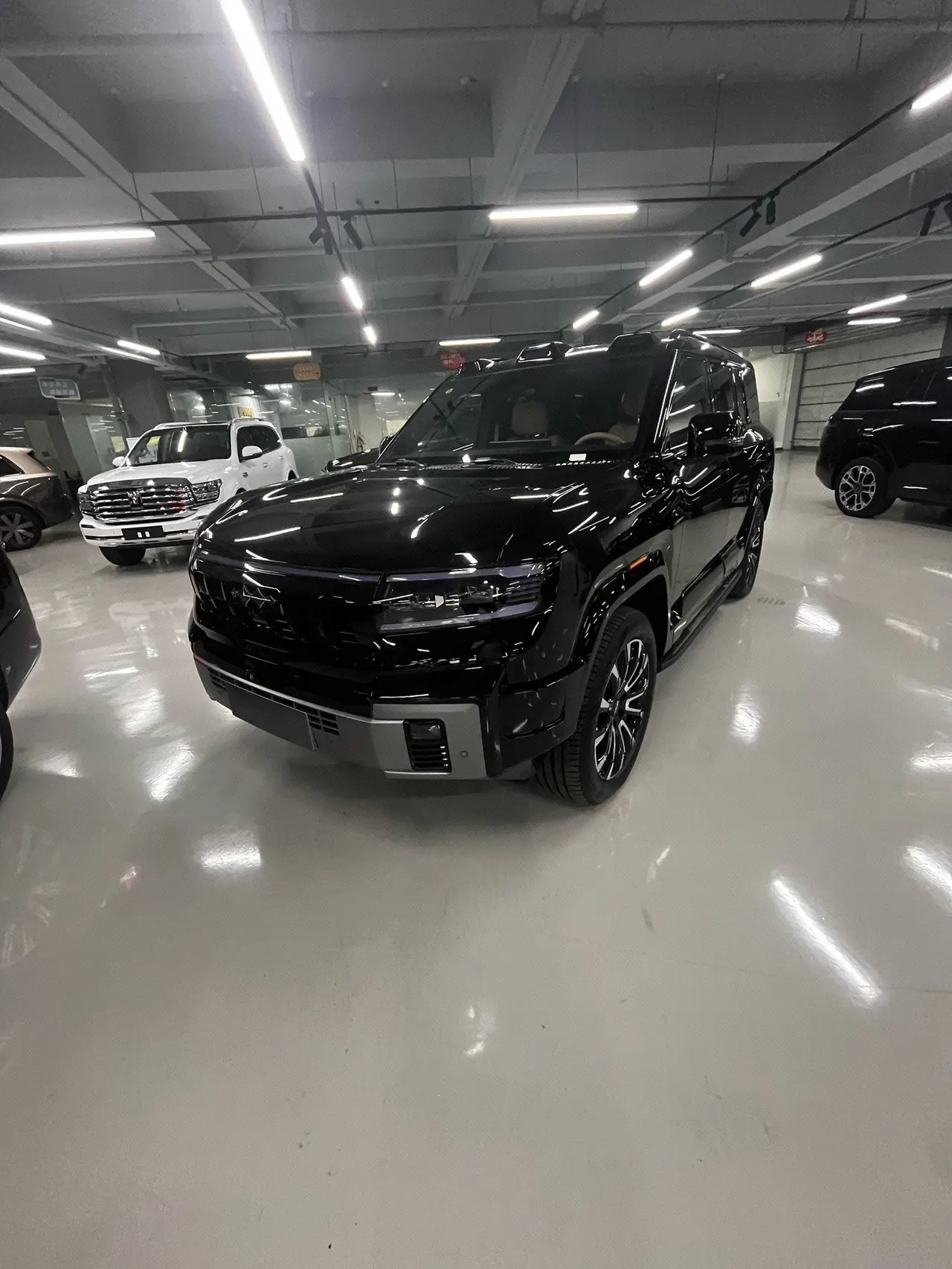 Открыть галерею: FangChengBao 2026 Leopard 8 2.0T Stepless Flash Charge 7-seat Automatic Gear