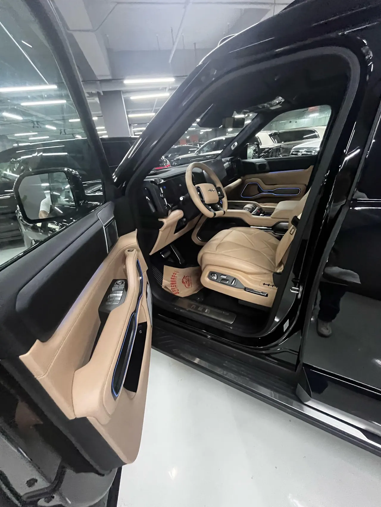 FangChengBao 2026 Leopard 8 2.0T Stepless Flash Charge 7-seat Automatic Gear 4