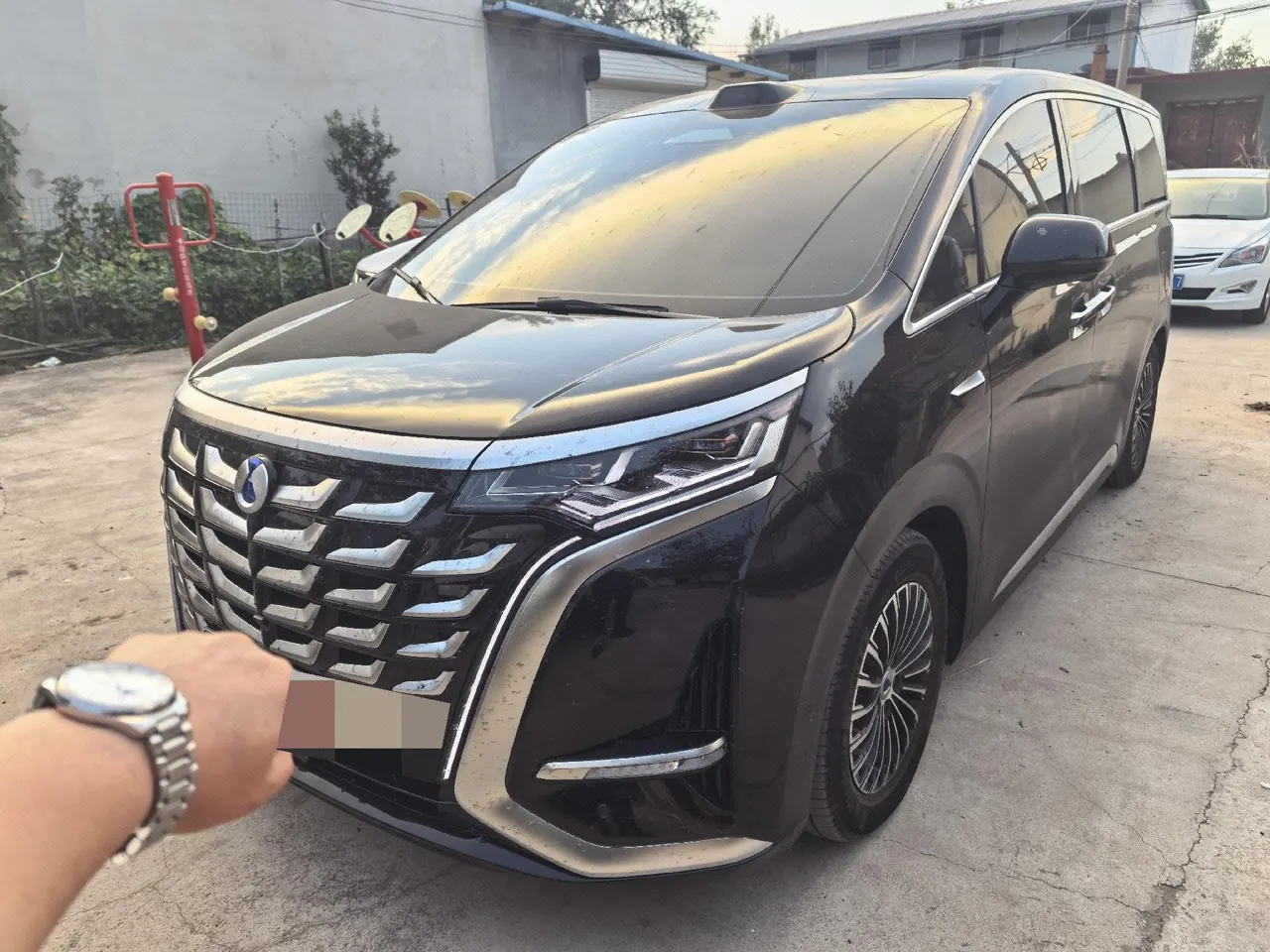 Открыть галерею: Denza 2025 Denza D9 DM-i 1.5T Stepless Smart Driving Edition 1020 Four-wheel Drive Premium Automatic Gear